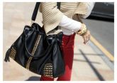 Handbag com rebites e borlas
