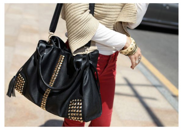 Handbag com rebites e borlas